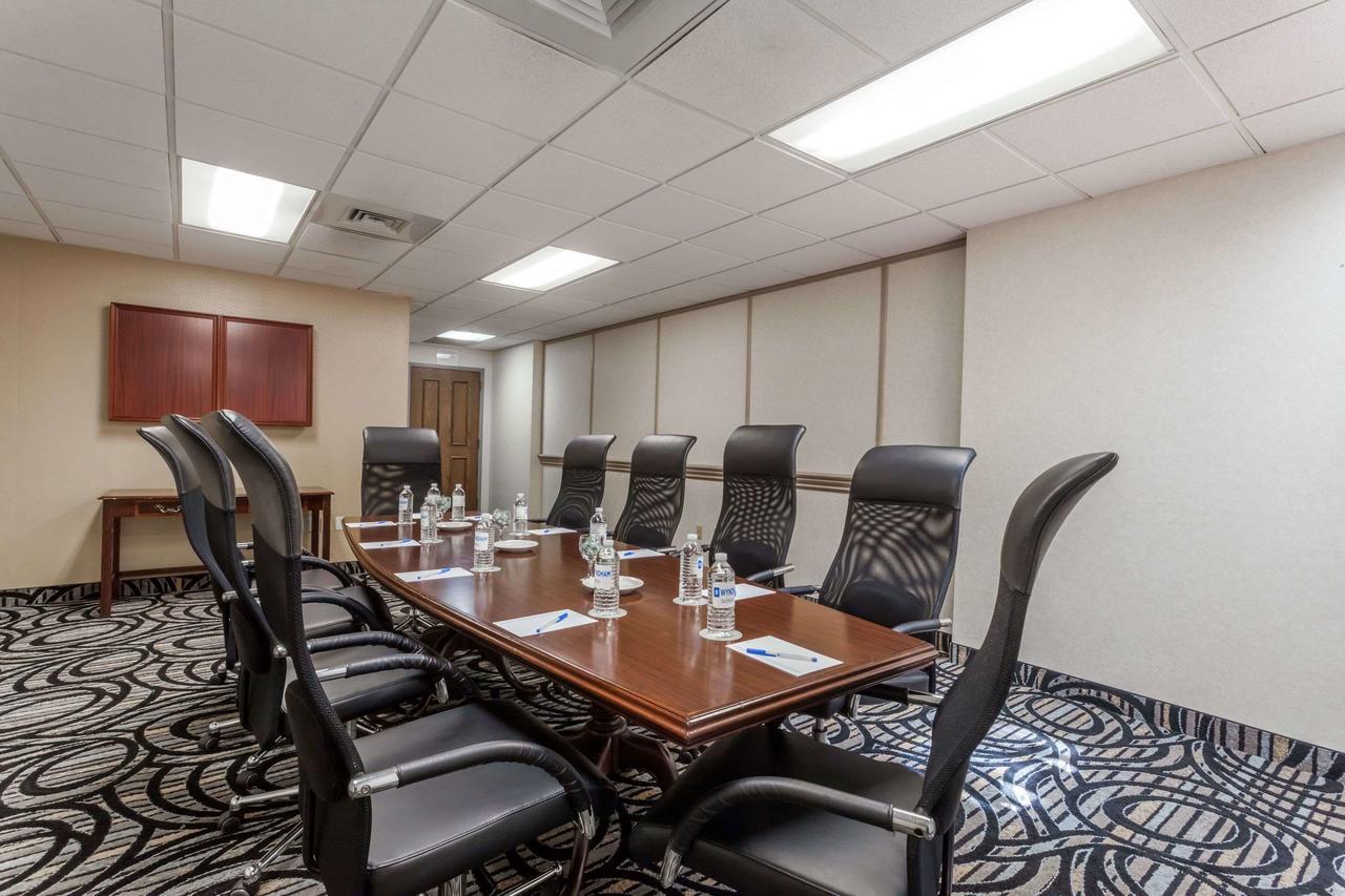 Wyndham Southbury Hotel Bagian luar foto