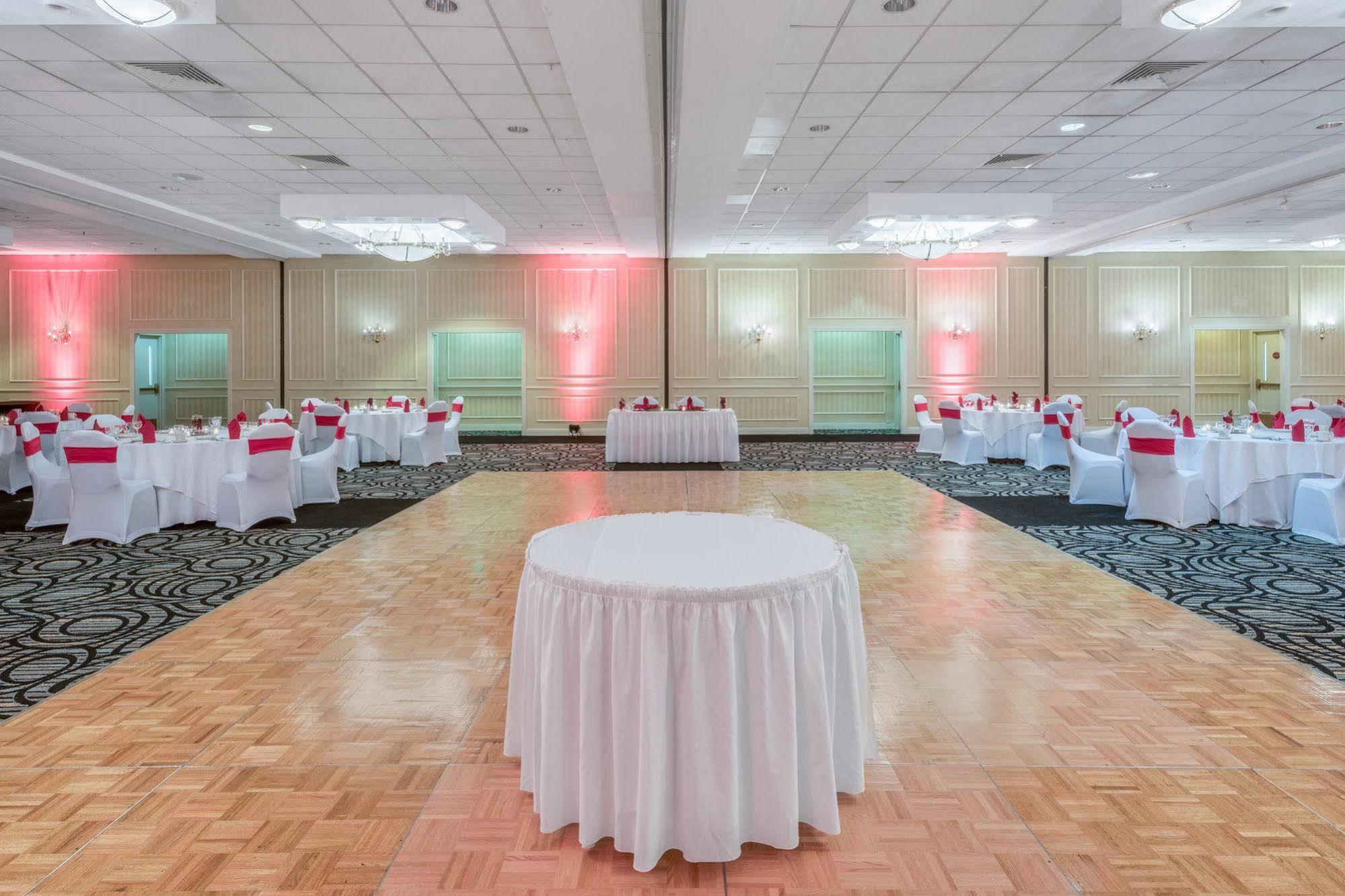 Wyndham Southbury Hotel Bagian luar foto
