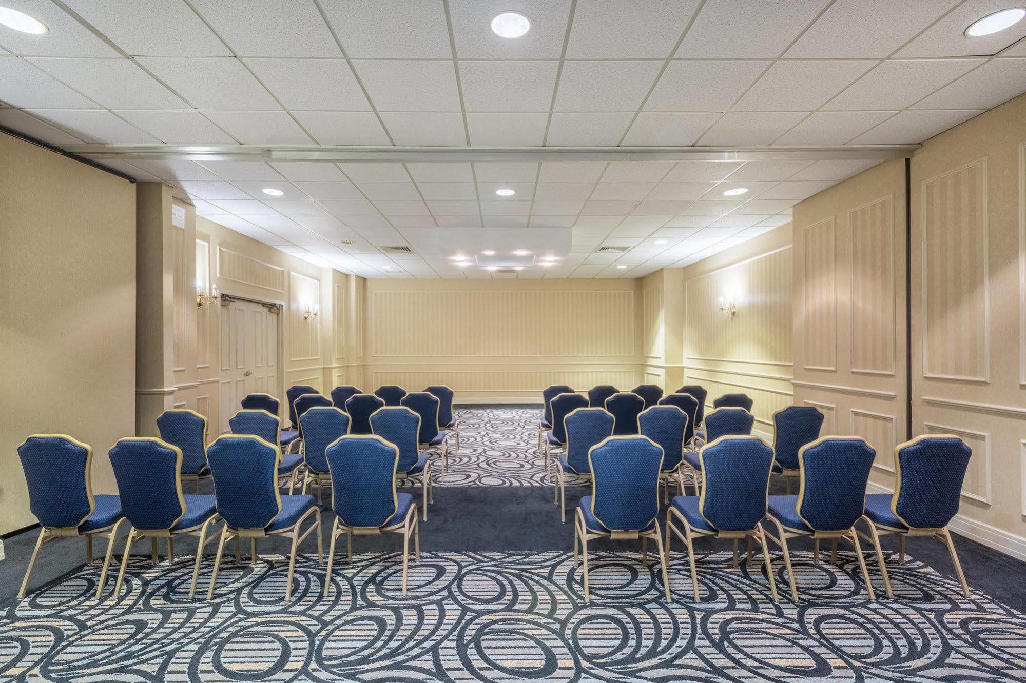 Wyndham Southbury Hotel Bagian luar foto